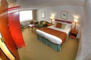Compass Point Inn - Surrey Luaran gambar